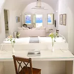 Villa Elegant Santorini Aloia Private Hot Tub Air Conditioning Oia