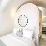 Elegant Santorini Aloia Private Hot Tub Air Conditioning