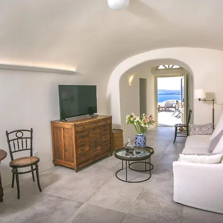 Elegant Santorini Aloia Private Hot Tub Air Conditioning