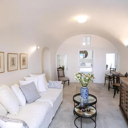 Elegant Santorini Aloia Private Hot Tub Air Conditioning