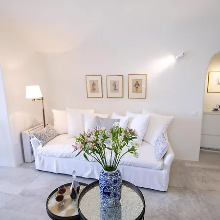 Elegant Santorini Aloia Private Hot Tub Air Conditioning Oia (Santorini)