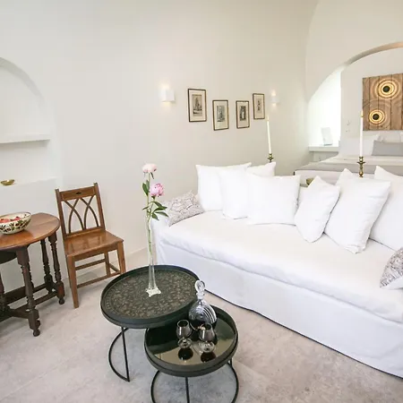 Elegant Santorini Aloia Private Hot Tub Air Conditioning