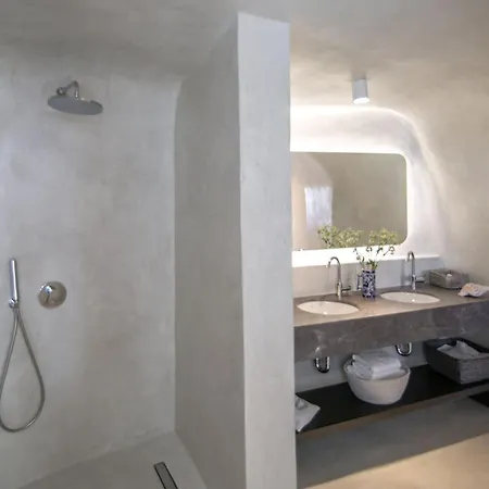 Elegant Santorini Aloia Private Hot Tub Air Conditioning
