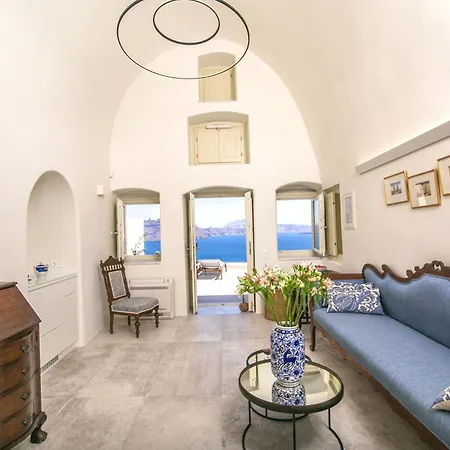 Elegant Santorini Aloia Private Hot Tub Air Conditioning