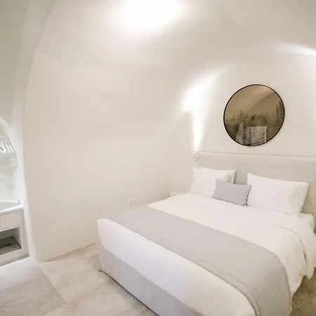 Elegant Santorini Aloia Private Hot Tub Air Conditioning