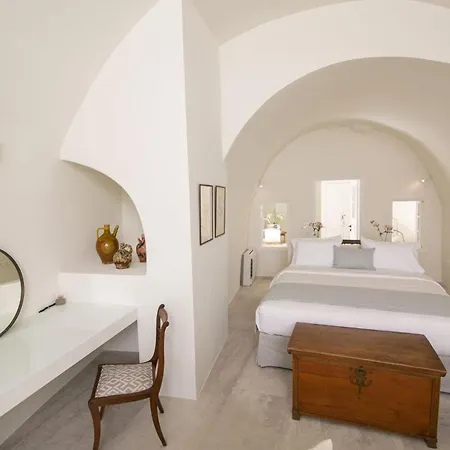 Elegant Santorini Aloia Private Hot Tub Air Conditioning