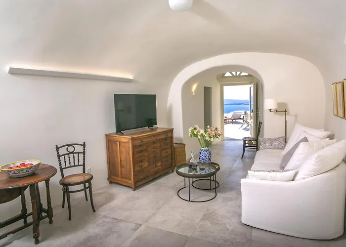 Elegant Santorini Aloia Private Hot Tub Air Conditioning