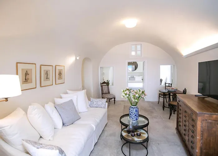 Elegant Santorini Aloia Private Hot Tub Air Conditioning