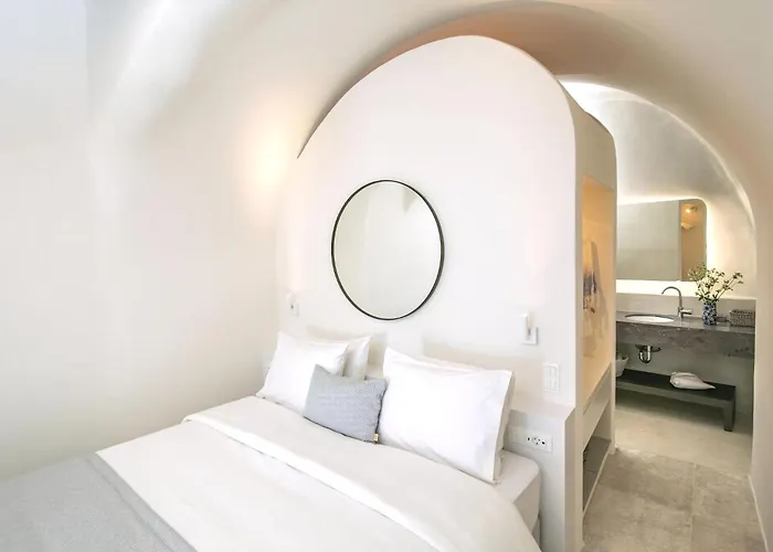 Elegant Santorini Aloia Private Hot Tub Air Conditioning