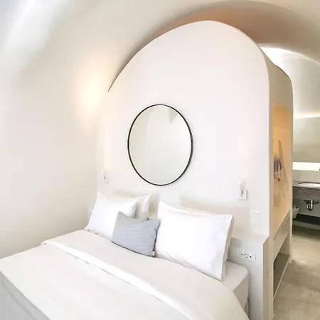 Elegant Santorini Aloia Private Hot Tub Air Conditioning
